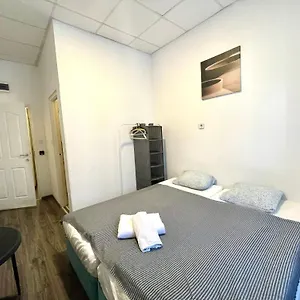 Aradi With Private Bathroom In The Centre Pansiyon